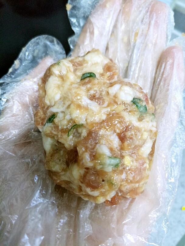 丸子粉丝汤,锅内烧水,戴上一次性手套,用手摔打一下肉馅