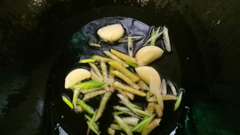 香辣大闸蟹,锅中留底油,放葱姜蒜爆香。