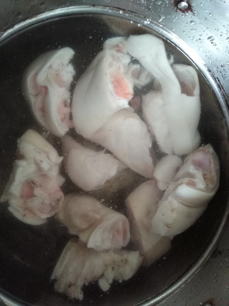 茶香卤猪蹄,锅洗净入猪蹄,倒入冷水,大火焯烫。
