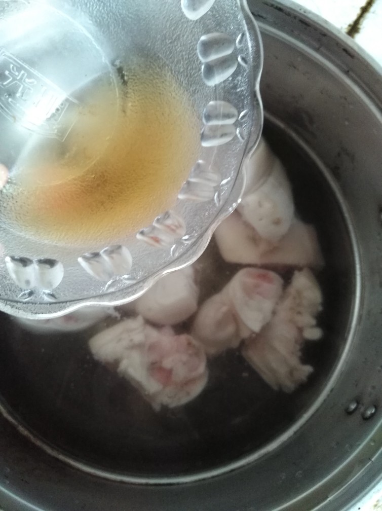 茶香卤猪蹄,入料酒。