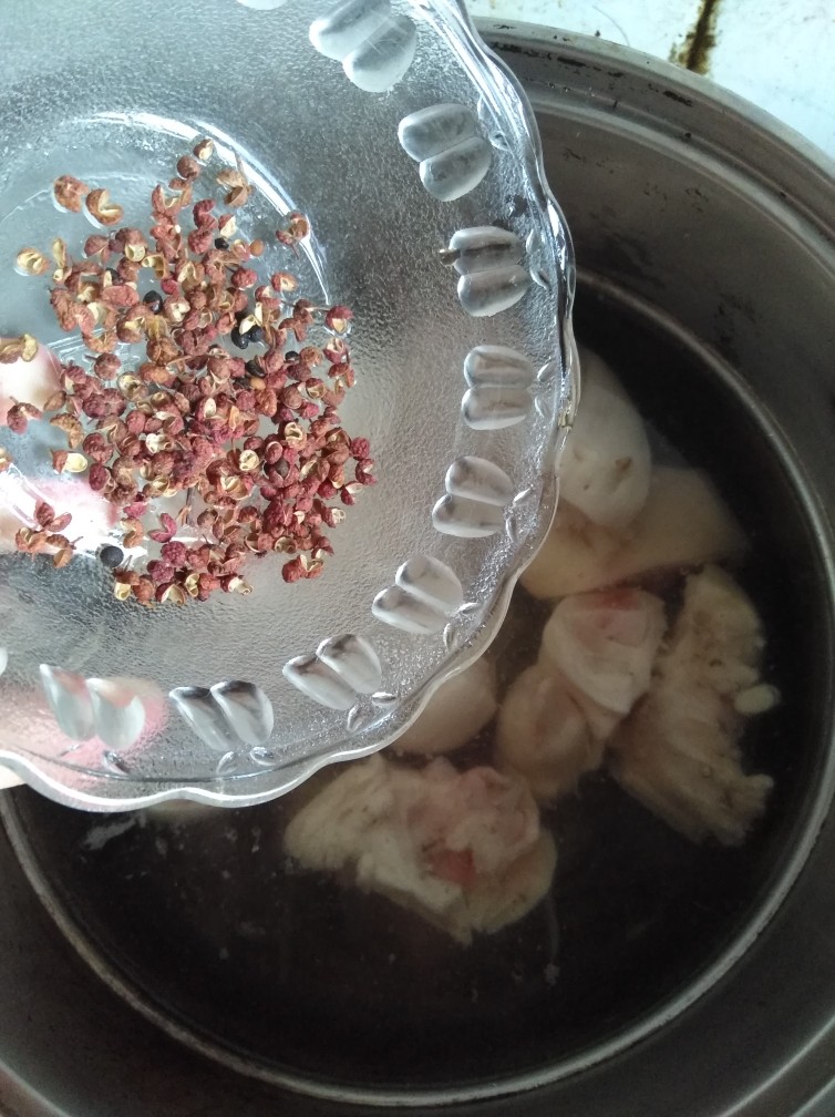 茶香卤猪蹄,下花椒。
焯水的时候下花椒可以去腥,个人不喜欢放卤味的时候下,因为会散开粘在肉上,所以提前下。