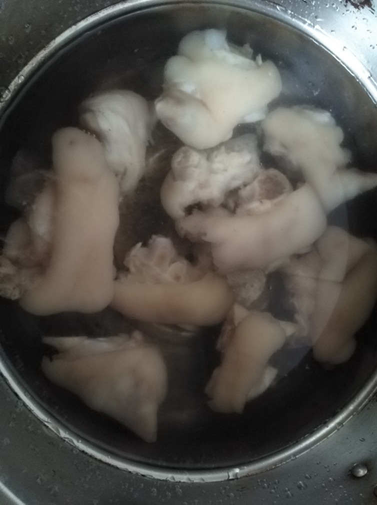 茶香卤猪蹄,大火煮开后,捞起凉水把浮沫和脏东西冲洗干净。
重新起一口锅,最好是砂锅,煲出来的更香。原来的锅也行,洗干净,入猪蹄,加水。