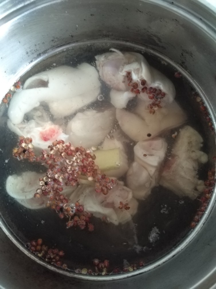 茶香卤猪蹄,再放入几片姜片。