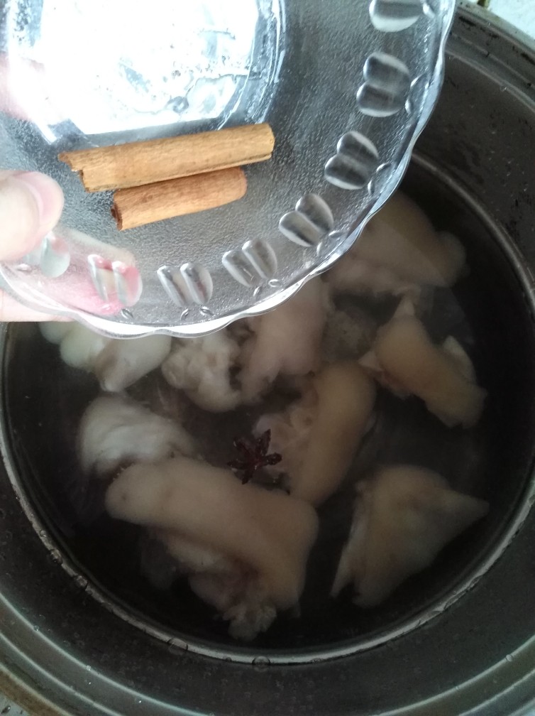 茶香卤猪蹄,桂皮,也叫肉桂,一般卤味少不了它,也可以去腥增香,没有也可以不放。
