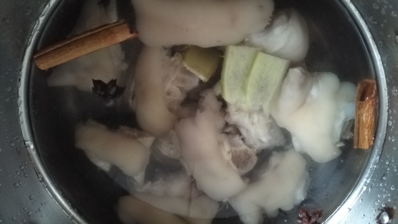 茶香卤猪蹄,还是加几片姜,因为要炖一两个小时,水可以加到一半了。