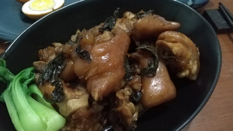 茶香卤猪蹄,期间可以烫个青菜啊~
我的茶叶蛋也是很美味。微笑。
不说了,拍完开饭。