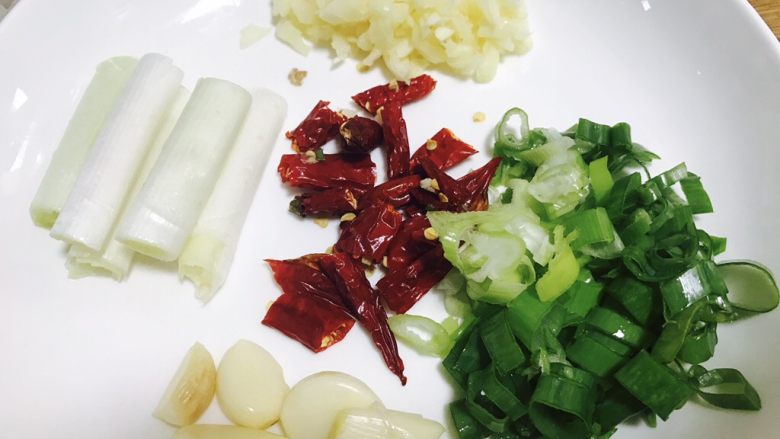芋儿鸡,准备材料,将姜蒜,葱切好。