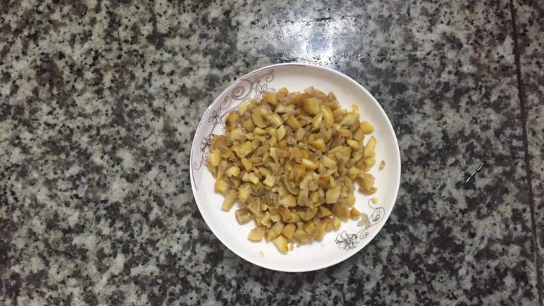 鸡翅包饭,去皮后,切粒待用。