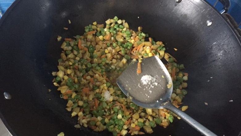鸡翅包饭,然后加上少于的盐,再进行翻炒。