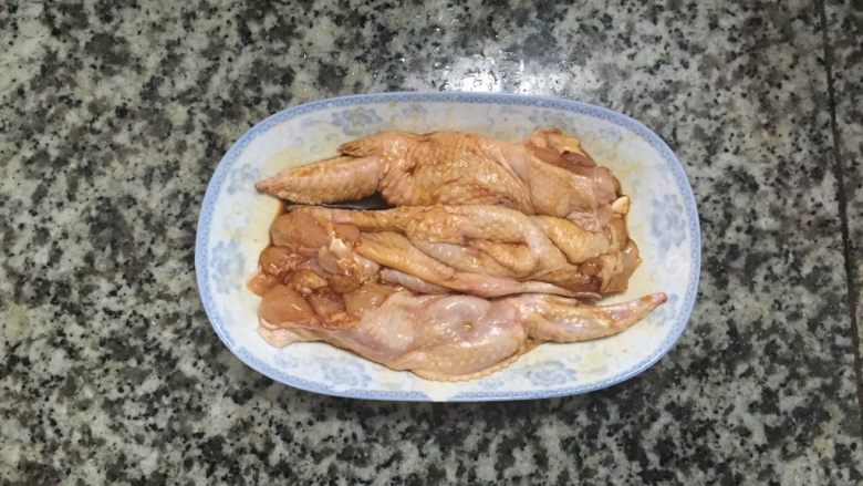 鸡翅包饭,鸡翅取出骨头后,就要把鸡翅腌制,加上适量酱油,适量盐,搅拌均匀,腌制两个小时。