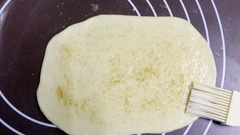 孜然芝麻花环面包,用刷子涂抹一下,使孜然粉与盐混合均匀