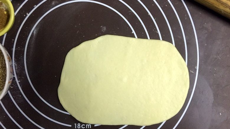 孜然芝麻花环面包,再用擀面杖擀成长方形薄片
长度16cm,宽度12cm左右