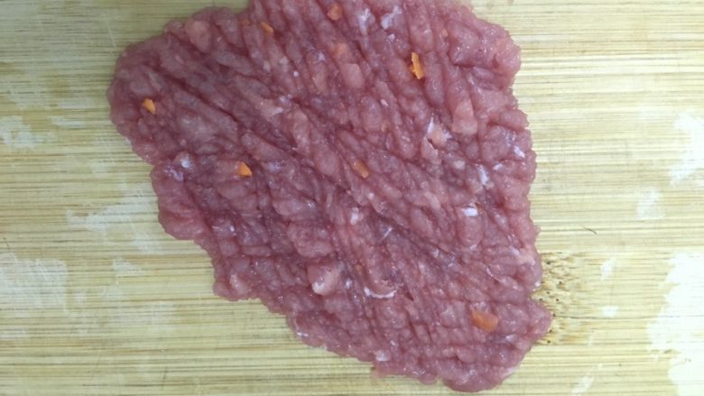 宝宝辅食—肉糜杂蔬煎饼,瘦肉剁成肉糜,可以剁的稍微些一些这样容易熟