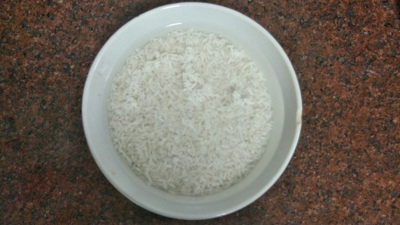 腊肠煲仔饭,<a style='color:red;display:inline-block;' href='/shicai/ 492'>大米</a>淘洗净后加入<a style='color:red;display:inline-block;' href='/shicai/ 156925'>水</a>浸泡至少1个小时左右
