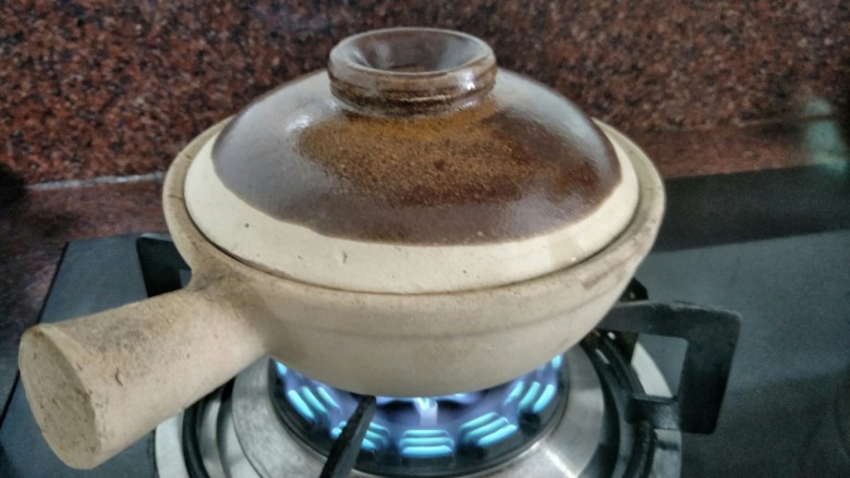 腊肠煲仔饭,盖上砂锅盖子,大火先煮一会后调小火大概1分钟