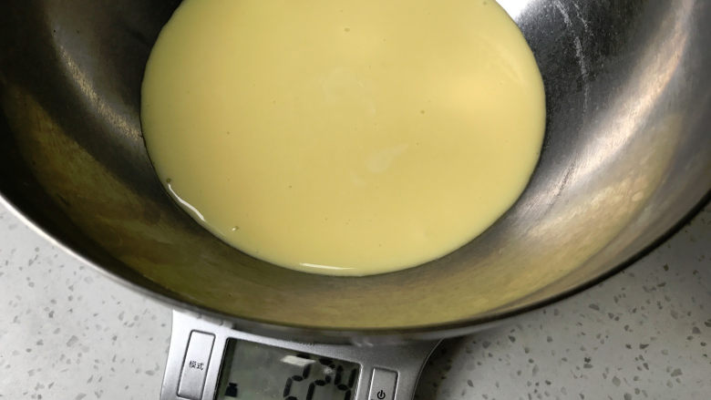 五彩蛋糕卷,蛋黄面糊倒入另外一个打蛋盆中,称量重量,如果要分五种颜色,每种需要的份量就是约45g。均分就可以了。