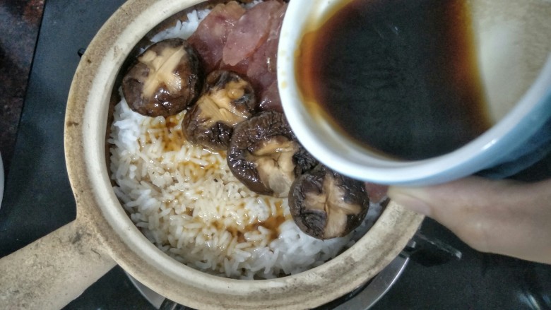 腊肠煲仔饭,放入腊肠 香菇 后淋上酱汁