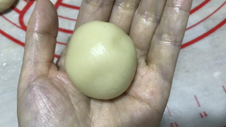 椰蓉开口酥,包好翻面放好盖上保鲜膜防止表皮风干