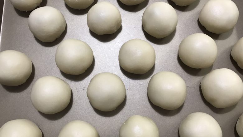 椰蓉开口酥,放入烤盘,预热烤箱180度上下火