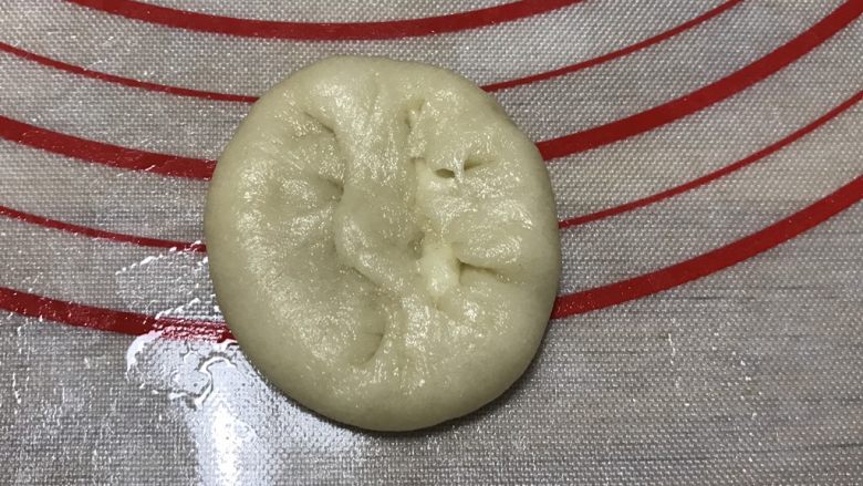 椰蓉开口酥,取一个,按扁