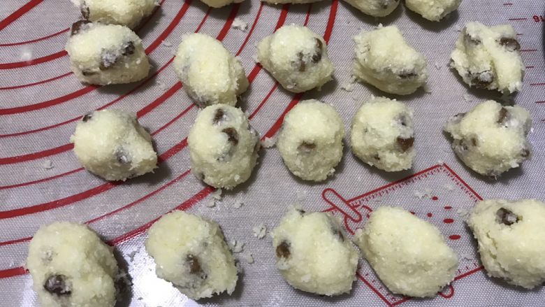 椰蓉开口酥,平均揪成20份,每份大约20g,保鲜膜盖上待用。这步可以等<a style='color:red;display:inline-block;' href='/shicai/ 481'>油皮</a>弄好松弛的时候做