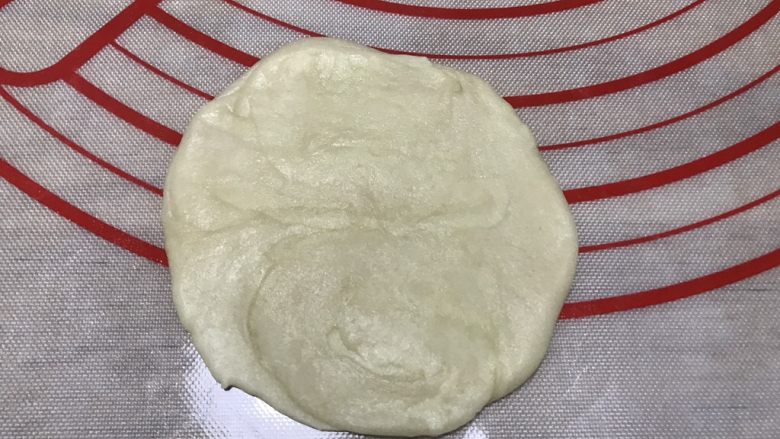 椰蓉开口酥,再按扁,擀成圆形,四周薄,中间厚