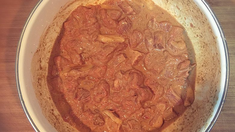 麻辣孜然牛肉粒,顺时针搅匀 不停的搅拌 直到包浆(图中还没完全包浆)