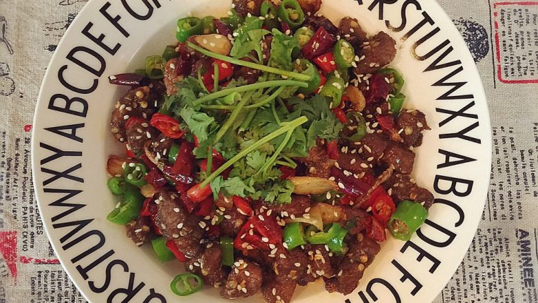 麻辣孜然牛肉粒,上桌