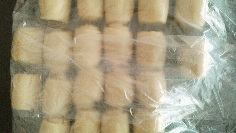 鲜肉月饼,然后和刚才一样由上向下卷起来,盖上保鲜袋继续醒20分钟