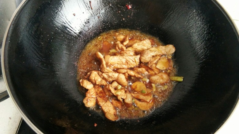 烧猪肉茄子胡萝卜,加入花椒粉,葱姜蒜,加油爆锅,翻炒一下