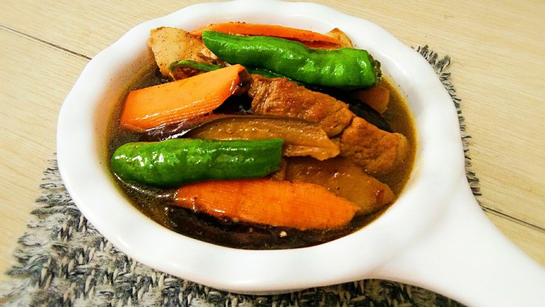 烧猪肉茄子胡萝卜,少量明油,出锅装盘既成。