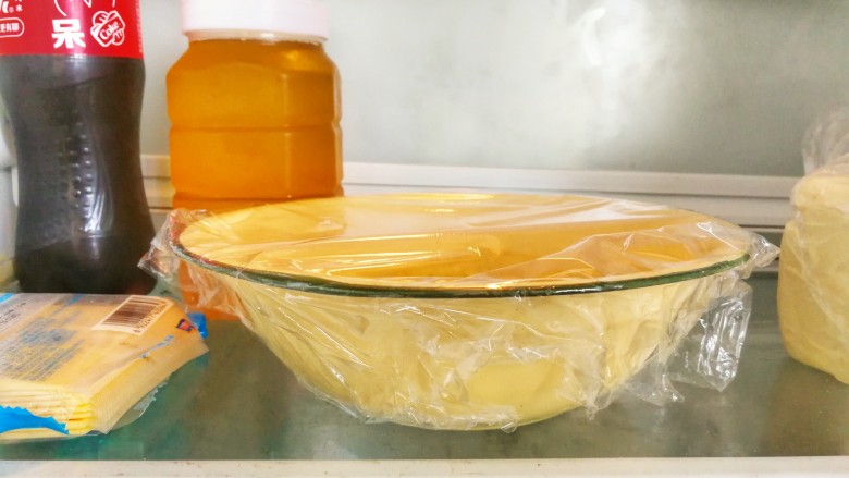 红心闪耀的覆盆子果酱甜心小圆饼~,盖上保鲜膜,放入冰箱冷藏20分钟,