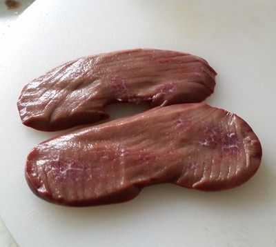 炒腰花,<a style='color:red;display:inline-block;' href='/shicai/ 4325'>猪腰子</a>除去外部筋膜,从中间剖开,片去腰臊