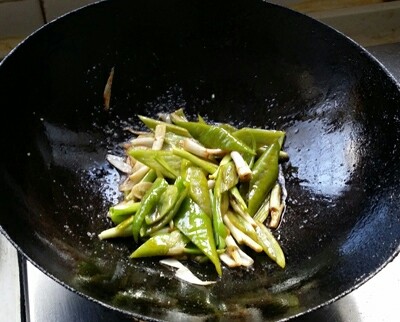 炒腰花,葱姜蒜炒出香味,放入蒜苗、尖椒炒至断生