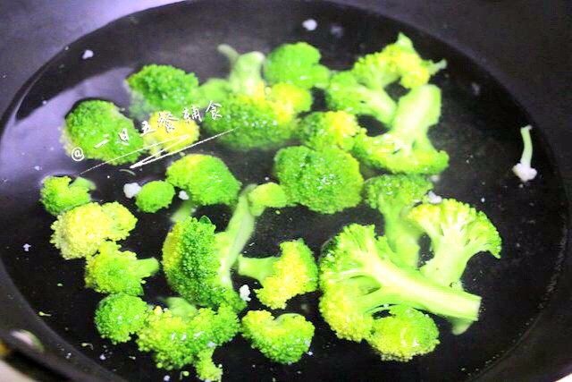 茄汁双花 宝宝辅食,西兰花+花菜+西红柿,冷水冲后,颜色更鲜嫩水灵。