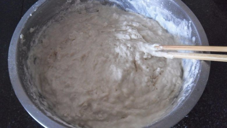 鸡蛋疙瘩汤,面粉加水,搅拌成粘稠面糊