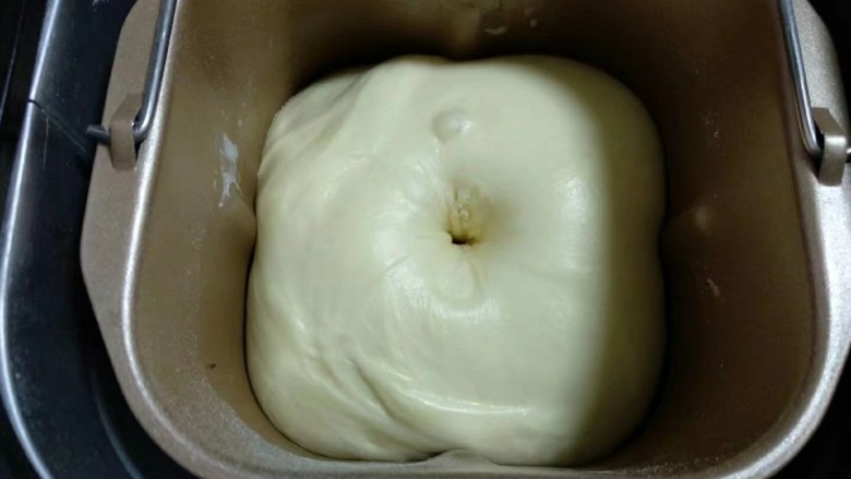 彩色吐司,用手指沾点面粉戳个洞,不回缩即可。