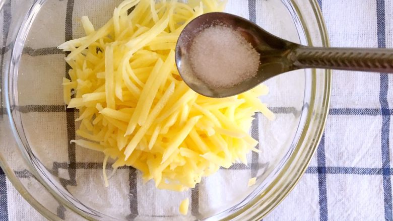 金沙土豆丝饼,加入适量盐，糖，盐一定不要多，因为咸蛋黄也是有咸味的，糖只要少许是为了提鲜的