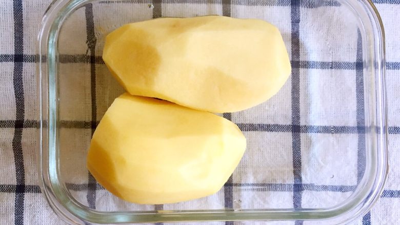 金沙土豆丝饼,中型<a style='color:red;display:inline-block;' href='/shicai/ 23'>土豆</a>1个即可，去皮洗净待用