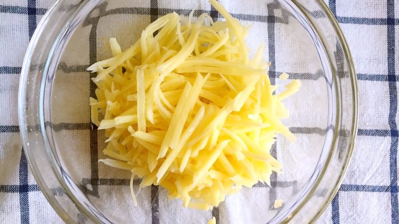 金沙土豆丝饼,土豆用擦板擦成粗细均匀的丝