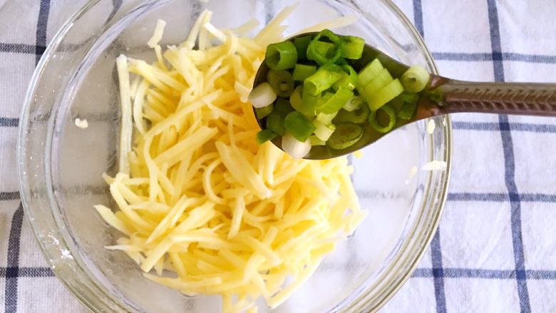 金沙土豆丝饼,加入两勺葱花拌匀