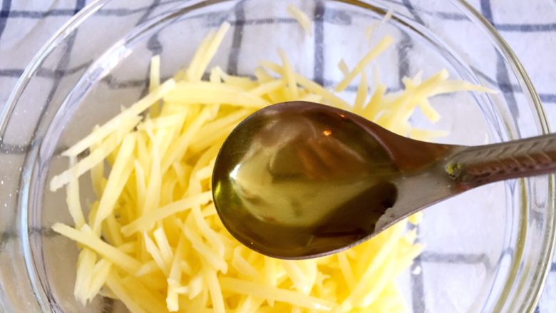 金沙土豆丝饼,加入一勺食用油，只要不是生豆油，其他什么油都可以