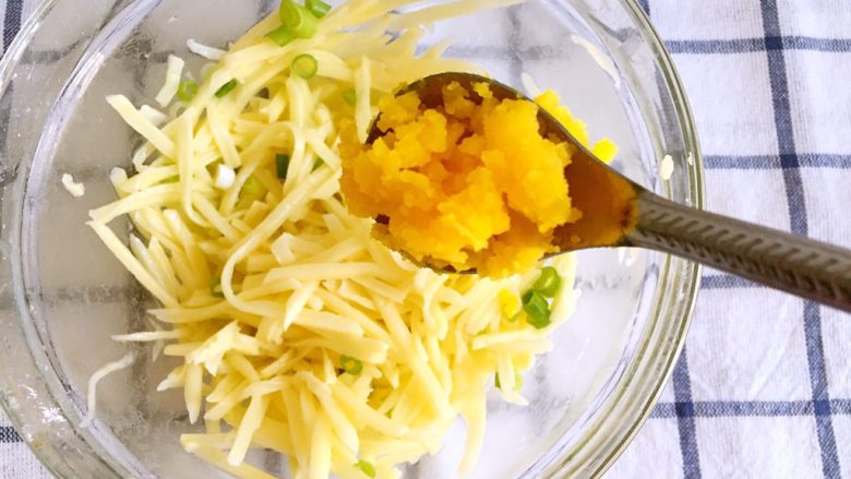 金沙土豆丝饼,最后加入压碎的咸蛋黄颗粒拌匀即可