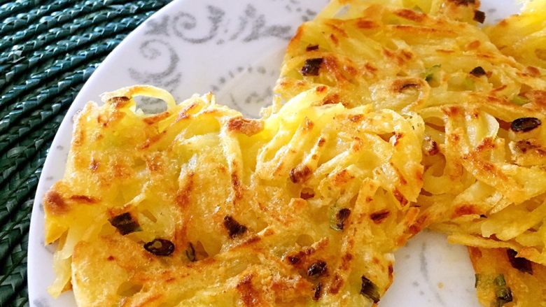 金沙土豆丝饼,外壳酥脆，里面软糯的饼饼空口都可以吃一盘哦！