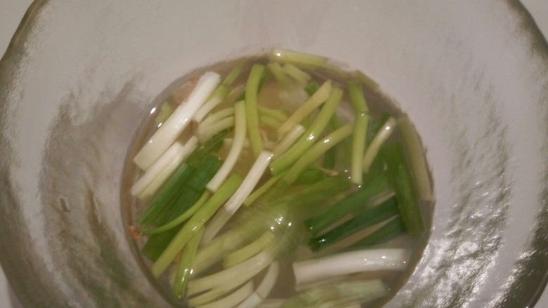 蛋抱韭菜饺子,生姜,葱加水泡一小时,就成葱姜水了