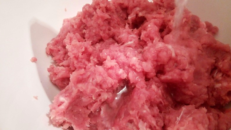 蛋抱韭菜饺子,<a style='color:red;display:inline-block;' href='/shicai/ 4430'>里脊肉</a>剁碎,剁的时候筋膜要去除,加葱姜水少许,一边拌一边加,加至微微上浆就可以