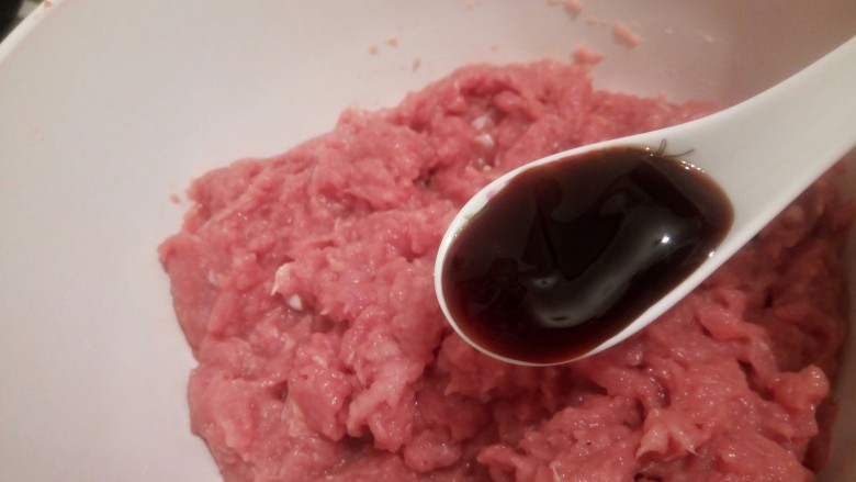 蛋抱韭菜饺子,<a style='color:red;display:inline-block;' href='/shicai/ 721'>蚝油</a>一勺,盐1勺半,拌均匀,