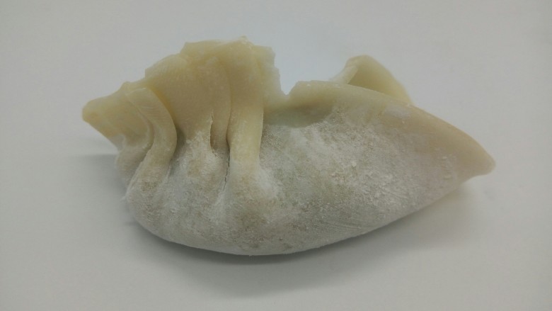 蛋抱韭菜饺子,捏出皱褶,另外一边也一样
