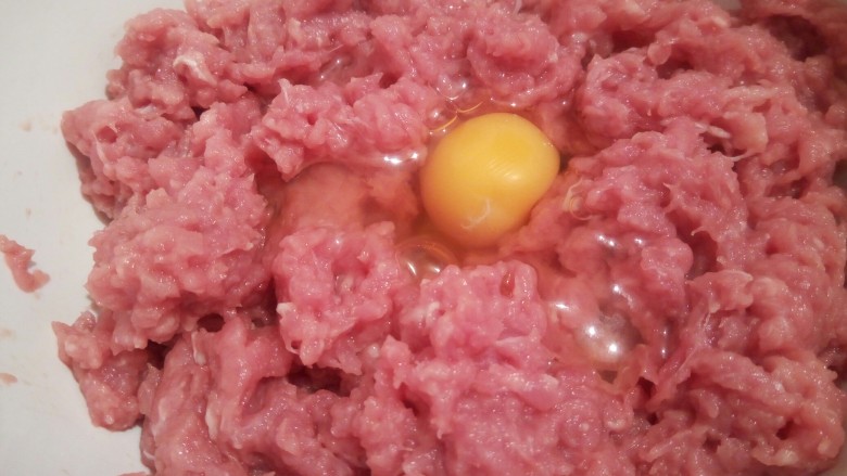 蛋抱韭菜饺子,加一个<a style='color:red;display:inline-block;' href='/shicai/ 9'>鸡蛋</a>搅拌,跟刚才拌葱姜水一个方向搅拌均匀