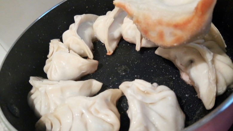 蛋抱韭菜饺子,煎至饺子底部微黄,